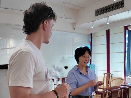 歪果仁挑战中国书法?😲✍️ 家人们,今天带外国朋友来体验中国书法✍️
原来在他们眼里,复杂的汉字线条最开始真的像“小虫子”~
但经过老师科普才知道,这些符号在五千年的历史长河中,已经从单纯的沟通工具演变成了绝美的艺术!✨
外国友人们从一脸懵圈到像模像样地写出横竖撇捺,感受到了这流传五千年的东方力量!💪
#书法体验 #中国文化 #文化交流 #趣味日常 #我的留学生活