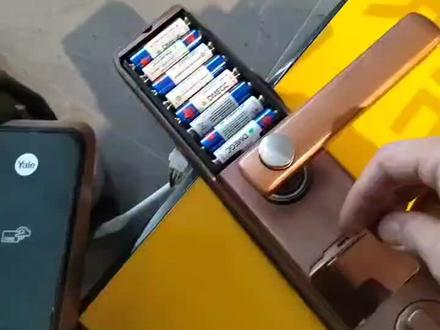 天曜城耶鲁指纹锁如何修改密码加指纹卡片,天曜城邻居们的福利来了@温州厂房租售阿信 @大熊锁业~吴涛 @李建文 @陈国银 #五金锁具 #五金锁具 #木门 #专业生产厂家 #智能指纹锁