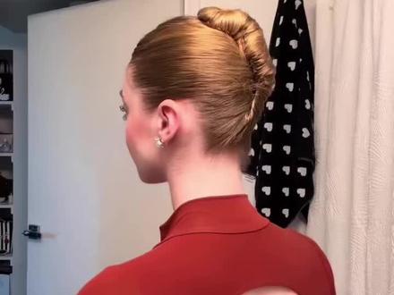 这个头发也太好看啦~#芭蕾女孩 #芭蕾盘发 #芭蕾