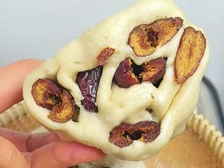 红枣馒头 这样做的红枣馒头最好吃,红枣量大味浓,保留了红枣的原汁原味,暄软绵密,超好吃,会蒸馒头就会做!#红枣馒头 #枣馍 #枣花馍 #面食 #面食分享