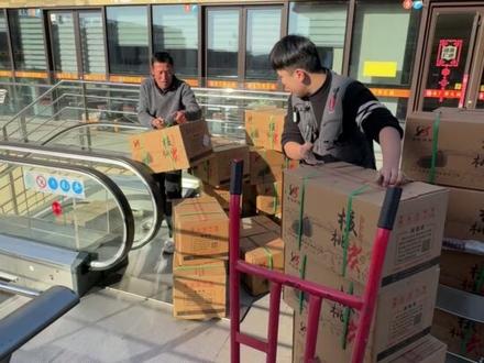 核桃碳又进货了 核桃碳这个东西烤出来的肉他就是好吃~但是就是很纠结,成本高是小部分原因,更多的是我们门店目前没有办法全部帮烤~自己烤就比较考验技术,蓝瘦