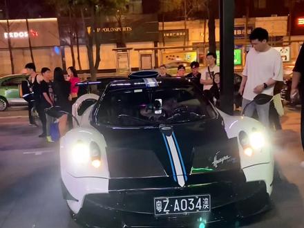 PH酒吧惊现白总开四川唯一的顶级超跑艺术品帕加尼,带冰总一起开奔驰AMG SLS视察酒吧工作,白总这小拳拳揉眼睛是不是要精神点哦,回头率爆高 #街拍 #艺术品 #帕加尼 #顶级超跑