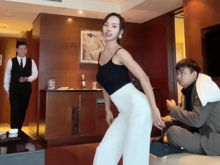 公司首次会议结束,惹老公生气,跳支舞给他服个软,没想同事串门我俩都害羞了#夫妻