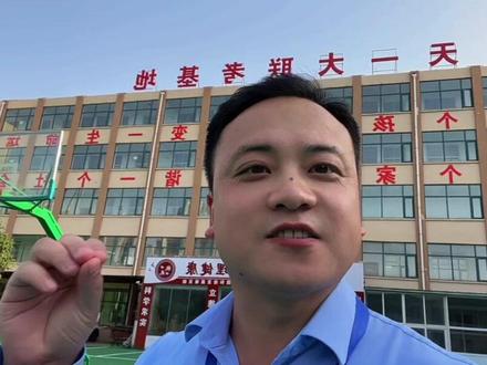 河南考生上大学是出省好还是留在省内? 河南的考生上大学到底是出省好还是留在省内好,这个问题不是由你来决定的,而是由你的高考分数决定。比如说你考到570分以上,我建议你出省去选择,因为我们河省只有一所211郑州大学,优质大学远远满足不了你的择校需求,尤其你考到640分以上,那更要出省去选择。但是如果你考到了550分以下,在500分左右的话,一定要留在我们省内,因为你在我们省内完全可以选择一个省重点的好专业,但是你出省的话,仅仅可能就上一个学院性质的本科大学,很不划算,因为我们本省的大学在招生的时候是非常照顾我们本省的学生的,河南省的省重点大学有很多,而且实力也非常雄厚,河南大学、河南师范大学、河南科技大学、河南理工大学、河南工业大学、河南财经政法大学、河南农业大学大学、郑州轻工业大学,华北水利水电大学等足够你选择,那你是希望你的孩子留在河南省内还是省外呢?欢迎在评论区我们一起讨论。
#创作灵感 #高考结束后的选择 #高三家长必看 #高考查分 #志愿填报注意事项