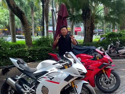 给大家分享一下单摇臂、双摇臂的区别#张雪500rr #张雪机车