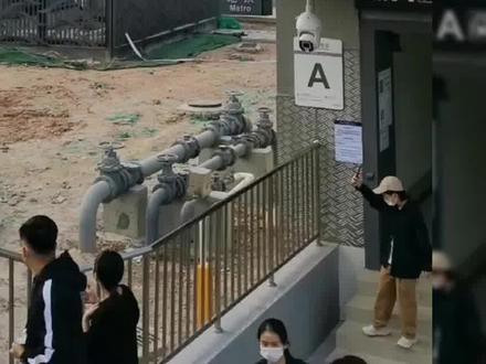 深铁熙府,项目紧挨南山赤湾文天祥公园的南侧;
目前项目已经有推广广告,预计即将认购;
规划有可售型人才房2080套,户型为70-90㎡的2-3房,人才房限价5.76万元/㎡(毛坯),精装交付,计售价6万左右;
两房面积约70平,套内约51平,两房两厅一卫,1065套;
三房面积约90平,套内约65平,三房两厅一卫,1015套;
项目紧挨12号线左炮台地铁站;
#共有产权住房 #深圳买房 #深圳出售型人才房 #深圳人才房