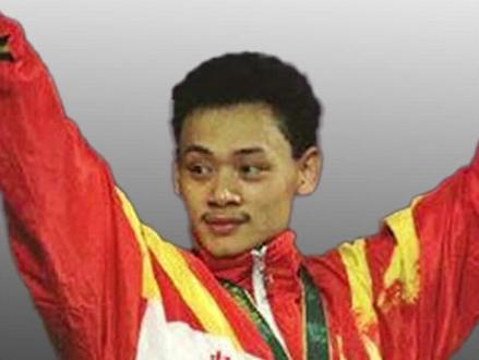 面对希腊选手举起的202.5公斤重量,中国选手占旭刚不顾生命危险,最后一举强势逆转局势夺得金牌#占旭刚 #举重 #中国力量