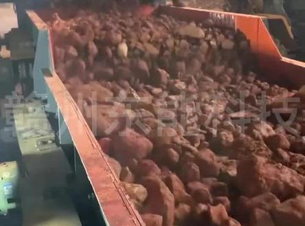 铝土矿又称铝矾土,铝土矿实际上是指工业上能利用的,以一水硬铝石、一水软铝石和三水铝石三种矿物类型。铝土矿经常与铁的氧化物和氢氧化物、高岭石、绿泥石等粘土矿物共生。有时还含钙、镁、硫等矿物。铝土矿石按其所含杂质可分为高碱铝土矿、高钛铝土矿、高铁铝土矿三类。从铝土矿矿石中分选出铝土矿精矿的选矿工艺流程其实就是除去脉石矿物和有害杂质,分离高铝矿物和低铝矿物,以获得高铝硅比的精矿的过程。赣州东能科技专注生产矿山机械,有着丰富经验的技术人员,根据您的选厂特点、预算,为您量身设计专属的生产线。如果想深入了解生产线或配置方案及其他相关问题等,欢迎随时考察,我们将立即为您解决!#铝土矿 #铝土矿浮选 #铝土矿选矿工艺流程 #选矿设备厂家 #赣州东能科技