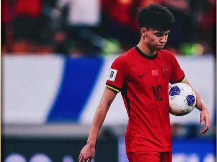 开门红!U22国足西亚克难启航 逆境看斗志!U22国足在与吉尔吉斯斯坦的热身赛中,被罚下一人仍将1-0比分守到最后。这让人想起预选赛出线时,主帅安东尼奥盛赞队员像11个兵马俑在战斗。与此同时,伤愈复出的中卫彭啸登场,防线再添保障。这支球队的坚韧气质,正在形成#实况足球手游 #易球成名计划 #实况足球online #U22国足热身赛取胜 #中国足球