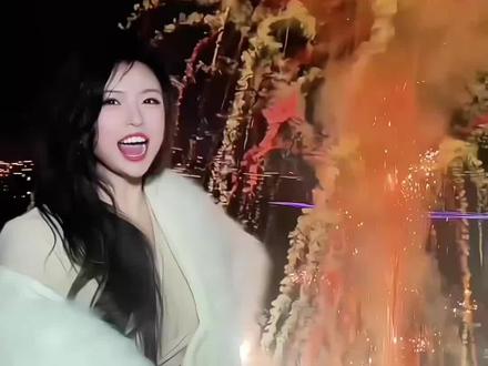 向烟花许愿,接下来的日子像烟花一样灿烂!#最小的七彩祥云 #烟花拍照 #南充露莎 #吉七彩 #氛围感