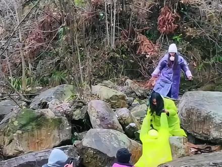 全女荒野求生变宫斗大戏,第一个发现全女模式的简直是个天才#荒野求生 #离谱 #大学生 #万万没想到