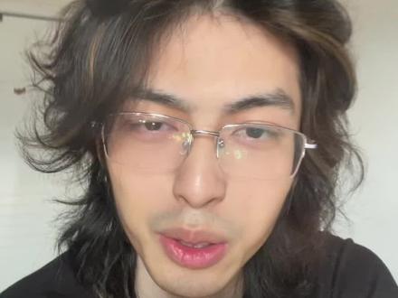 宋威龙和张凌赫你更喜欢谁
主包以前短发一张照有点神似宋威龙
#个人分享#张凌赫#宋威龙##废话连篇系列