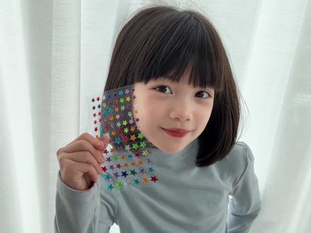 当我用2元贴纸给女儿拍照