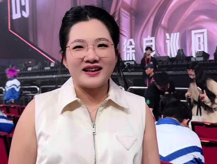 看了徐良的演唱会恍然间发现青春已经离我很远很远,以前那个不谙世事的小姑娘现在成了3个孩子的妈妈,现在马上30岁了身上有了很多责任,在看演唱会的时候脑子回放着十几岁时上学的画面,随着演唱会结束我的青春也下课了!