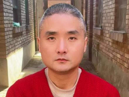 白菜盒子,估计吃过白菜盒子的人不多吧?记得小时候屋里年年都种白菜,那个时候和现在不一样,现在地里活多了都是找人做,一个小时十几块钱,原来我们不是这样的,地里集中活多比如卸梨卸苹果种洋柿子种白菜都是亲戚邻家来帮忙,也不掏撒钱,来的时候还把家具撒的都带着,活干完饭一咥就回去了。记得我屋种白菜我那些姨跟姨夫年年都来帮忙,没有手机,邻村人给带个话,骑哈车子就来了,从苗圃里挖苗子是技术活,都是我姨夫做的,我们娃娃跟哈提笼送苗子,额妈跟额姨们在窝窝里栽苗子。每年下的苗子都是只多不少的,剩下的大点的苗子额妈就拿回家给大家做饭吃,咱农村也没有撒好饭,就打个鸡蛋弄些白菜叶烙些菜盒子,提哈一电壶水,送到地里,大人娃们都围哈去吃。哎呀,是真的香,现在都忘不了那个味。一晃眼几十年过去了,想起这些,就真正怀念小时候亲戚在有一起热闹的日子。#抖音记录农村生活 #乡村生活#乡村美食#乡下柴火饭 #乡村味道