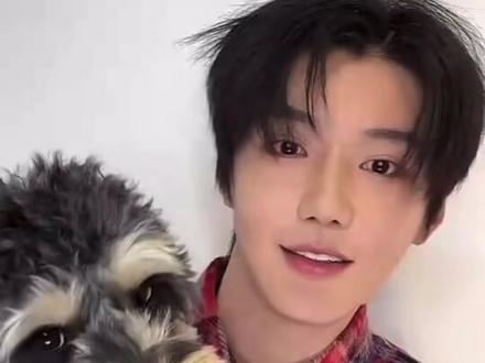 普普:我们不住一起,经常一起玩。#郝熠然 #云旗 我可太喜欢他的眼睛了