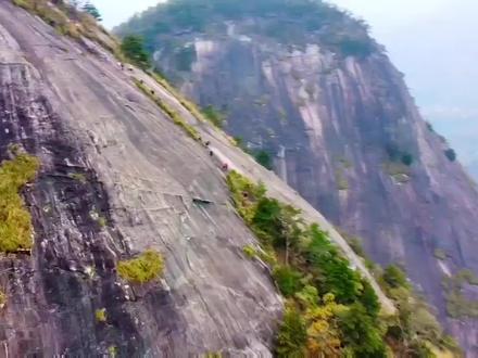 #武汉户外徒步登山 今天我挑战了一把自己(6个小时惊心动魄)
每爬10米,领队互作个副保护,12:00到达岩起点,我们3个前峰打绳子,全队等了我们两个小时 ꉂꉂ(ᵔᗜᵔ*)
难度(南天门级别)
十年来(600多次带队攀岩),这绝对是最难的大板岩路线,今天我们一行35人登山岳西乳峰,岩壁长达400多米,前段220米岩上没地方可站人也没树可打点,我们中午11.50到达,5.5小时完成了此行程,最小的2个9岁,最大的2个退休的!