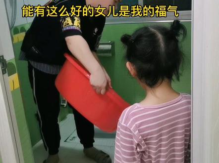 孩子妈妈离开后我们三父女相依为命,大女儿在没有妈妈条件反射下成为了家里的“管家婆”。教我怎么节约用水。#单亲爸爸 #传递正能量 #爸爸带娃