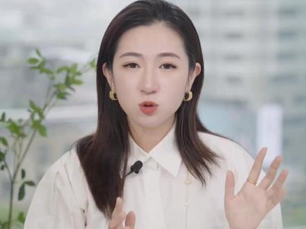 闪婚、诈死、放屁…多邻国如何靠“疯批人设”赚钱? @多邻国Duolingo 一句“我将在七月结婚!💍”
美团、京东、支付宝、名创优品…… 30+品牌来抢婚
今天宣布:新郎正主是瑞幸咖啡
明明是一款学习软件,却比游戏更上瘾
全球5亿人为它熬夜学习!
月活用户超1亿,是原神的2倍
线下玩梗、Cosplay,线上发疯“劝学”,年赚7亿美元💰
多邻国真的是把品牌人设,玩成了吸金的密码!
同样是做人设,为什么有的品牌轻松就让人喜欢,有的品牌卖力讨好,却反而让用户反感呢?
本期视频,我就用最会搞人设的多邻国举例,拆解品牌IP人设究竟怎么做!
#品牌营销 #品牌人设 #多邻国 #瑞幸 #瑞幸咖啡联名多邻国