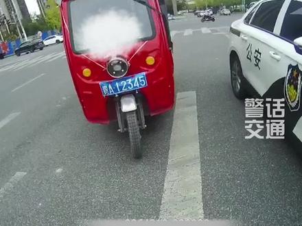 三轮车粘贴纸质车牌招摇过市,交警拦停,司机辩解称自己只是方便进小区#三轮车#套牌#奇葩理由#交通安全 #贵州dou知道