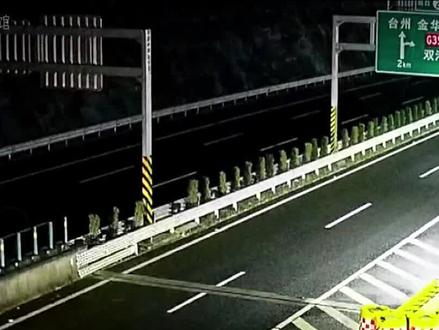 小车高速上定速巡航失灵,126码狂飙2小时,交警火速接力救援。