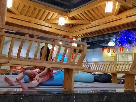 在北方的澡堂洗澡是一群人在一起搓澡的,男人搓澡搓两面,女人因为身体构造不一样,搓澡是要搓四面的。
南方人的洗澡方式和北方人的洗澡方式是有区别的。南方人洗澡主要是用水冲洗,先用水冲一下,接着搓沐浴露,搓了一遍之后,就把身上的泡沫冲干净,这就洗好了。
北方人洗澡就比较复杂了,他们主要是以搓为主,他们要先泡澡,把身体的皮肤泡软了方便搓澡,一般泡十分钟就可以了,然后就开始用粗糙的搓澡巾在身上搓,把身上的泥垢搓干净,最后就是享受按摩,因为步骤比较多,所以他们用的时间也比较长。#亲子游玩好去处 #洗浴汗蒸 #冬天太适合泡汤啦 #全天开放的温泉洗浴中心推荐