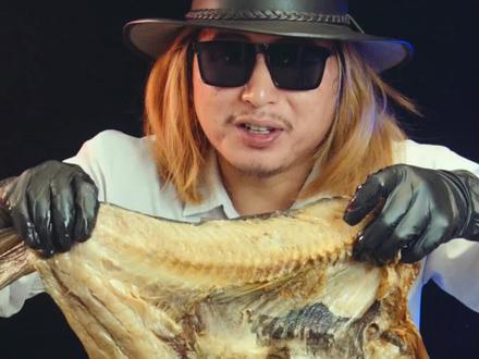 东北大臭鱼测评,冰河里的死鱼好吃吗?
#美食测评 #黑暗料理 #美食趣胃计划