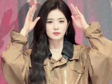 白鹿被粉丝贴脸开大说她笑起来的时候很好笑hhhhhh #白鹿