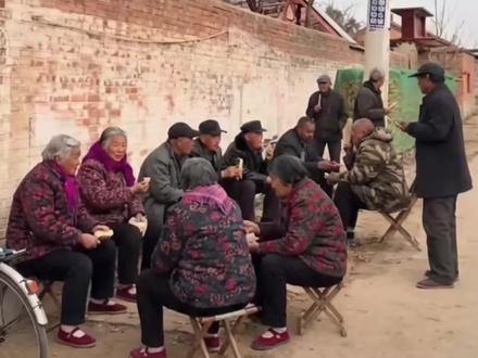 当我给村里的“情报中心”做了次环境大升级,结果大爷们… 我是做乡村规划设计的,我给村里胡同口老人闲聊的地方,也就是,村情报局重新升级了环境,安装了廊架遮阳棚和座椅,大爷大娘们非常开心。#乡村建设 #乡村振兴 #老旧空间改造 #农村生活 百千万工程 人居环境大改造 #留守老人