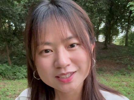 《给阿嬷的情书》,文脉传承的教育力量。 一个小学班主任,一场反复被打断的电影。
我突然看到,这部电影最深的内核里藏着而是传承。
从木生“孩子要识字”的本能,到南枝为写信翻烂字典,
再到她最终也成了教《将进酒》的“先生”……“先生学生
先生”,是一个完整的生命闭环。
“先生”是什么?
是先明白道理的人,把知识、信念与文化的根脉,交给
“生”命的后来者。
散场后,那声穿越百年的“先生”还在耳边回响。我想起
白天那个骂我的孩子,心中没有愤怒,只有更深的悲
悯。
以前的先生,在战火与颠沛中守护文明的星火。
今天的我们,在富足与喧嚣中面对精神的荒芜。
教育真正的传承,或许不在于获得那声恭敬的呼唤,而
在于——即便在不被尊重的时刻,在鸡飞狗跳的间隙,我
们依然选择站上讲台,选择相信“教”是有意义的。
这封《给阿嬷的情书》,最终写成了一封写给所育路上默默行走的“先生”们的情书。
#给阿嬷的情书 #教师#成长#师生#孩子
