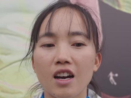 #2026兰州马拉松 潘素芳 25 公里处看见洪跃退赛,她咬牙坚持,不想让教练担心,咬牙坚持抵达终点。最终以2:41:03获得国内女子第7名。视频来源:#拜克传媒 关注我们,持续更新 #兰马 #马拉松