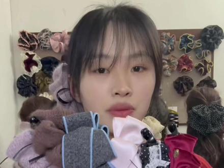 香蕉夹的高马尾教程来了~ 想要漫画感高马尾 只需要记住这3步
马尾梳到想要的高度
1️⃣大齿靠头皮 从下往上梳
2️⃣抓住马尾的手 不要松开
3️⃣扣完把底下的头发往上分
就搞定了!
#香蕉夹 #香蕉夹用法 #香蕉夹高马尾 #香蕉夹发饰 #香蕉夹使用教程