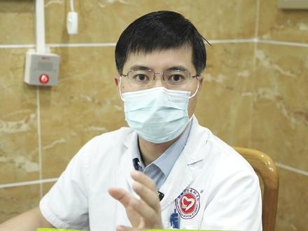 不说了,再乱亲嘴和口交 嘴里都可能长尖锐湿疣