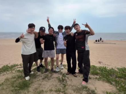 祝贺非常打扰组合第一次线下活动圆满完成🎉👏期待你们的第二次合体🥳大家都有很多的不舍🥹尽管只有短暂的三天但是你们给我们带来了很多快乐🎊每个人的账号都有了10万➕的体验祝非常打扰组合越来越好🥰在九九老家泉州让我们看见了青春活力的他们😻他们在田间土地里寂静的小乡村逃离了城市的喧嚣真正享受了片刻宁静🥰有老家风味的美食文化习俗有大家带的神奇宝贝有农村城市的街道还有你们的打篮球奔跑在夕阳下炙热活力有生命力的你们一起蹲在小阳台吃着泡面玩着转椅子的游戏🥳一起买菜做饭一起直播连麦PK打扰一起野炊烧烤在海边🏝️享受着片刻宁静我想这才是你们的想要的样子自由快乐但时间不允许期待你们的下次合体😊这次合体童年回忆满满非常完美😍#何秋亊 #大大怪 #土豆🥔 #何秋亊直播录屏 #非常打扰 (还有陈小佳、孟令辉和杰尼龟)