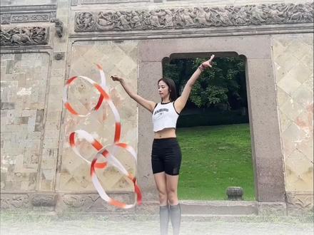 #成都大运会 今日开幕!【想学习艺术体操的同学在哪里?4步学习法】彩带大绕环、并步吸腿、螺形绕带……戳视频,跟艺术体操冠军、中国美术学院鲍语晴老师一起学习艺术体操形体训练,运动一“夏”,为大运会加油!
#中国美术学院 #艺术在抖音 #抖音青年艺术家计划 #艺术体操 @人民日报 @中国青年报 @中国大学生在线 @美丽浙江 @教育之江
视频编辑:彭俊豪
编辑:彭俊豪
审核:庞洋