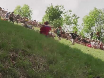 世界奇葩比赛① 英格兰滚奶酪大赛 摔不“死”你