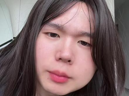 拍全身照怎么找机位角度构图? 📸机位在膝盖上面一点,具体高度根据身高来调整,只要保证我们脚在镜头内即可
✅注意手机要倾斜仰视,这样视觉重心就能优化身材比例
✅手机一定要正,不能歪,可以使用辅助线来调节
🤳闺蜜或者男朋友拍记得让他(她)把手机机位往下放,然后仰拍
#拍照技巧 #全身照怎么拍 #jk拍照