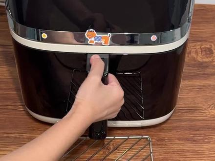 挑战用空气炸锅做100种美食之舒芙蕾蛋糕 3种材料解锁舒芙蕾,新手跟着计时打发蛋白也能一次成功,不用担心不会看蛋白状态啦!而且已经减糖了,三分糖战士勇敢冲!蓬松柔软,口感绵密,吃起来像云朵一样~打个冰淇淋球直接享受冰火两重天!舒芙蕾出炉一段时间就会完全塌掉,所以餐厅都是现烤现做的,需要尽快享用哦
#空气炸锅美食 #舒芙蕾 #在家做美食 #家庭烘焙 #烘焙新手