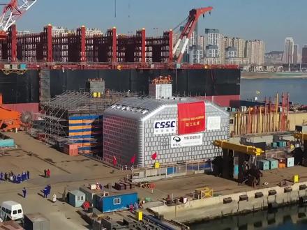 004核动力是谎言?燃料浓度是致命短板,玲龙一号撑不起航母? 大连船厂的分段照片、江南船厂的20号舷号想象图,把军迷圈的核动力期待值拉满,但谁告诉你,往航母上塞个核反应堆就算核动力航母了,004真要硬上民用版玲龙一号,非但追不上福特级,反而会变成比法国戴高乐号还惨的瘸腿巨人,每隔两年就得开膛破肚换燃料,数十亿维护费砸进去,战备时间还不足一半,今天咱们不吹不黑,从技术根上扒一扒,核动力为啥成了004最悬的画饼,很多人觉得核动力就是不用加油,这纯属外行看法,未来海战拼的是电磁弹射、高能武器,常规动力根本扛不住这种耗电大户的折腾,#硬核深度计划 #军事科普 #零基础看懂全球 #军事科技 #004航空母舰