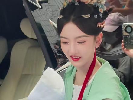 宋祖儿已经瘦到胳膊没肉了,看着好吓人。 #娱乐评论大赏