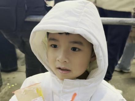 纽约蜜雪冰城开业,1美金买到柠檬水的快乐坐标曼哈顿中城去,排队约30分钟,一样的配方一样的价格一样的音乐,不一样的爱国思乡情..作为纽约的第320名顾客,也算圣诞节圆梦了!!希望越来越多的中国品牌进驻曼哈顿,走向世界!
#蜜雪冰城 #蜜雪冰城美国 #纽约 #柠檬茶 #雪王出息了