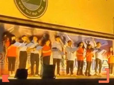 “二中的明天会更加灿烂辉煌,因为有你们”
威海二中53级军训纳凉晚会,全体班主任献唱《明天会更好》