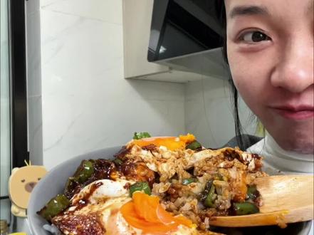 少油版公瑾爆蛋,忘记放大蒜了,都已经好吃的不得了了,放了大蒜不得飞起,难怪大家都在吃,加上青椒又有青椒的清香味。#厨房日记 #公瑾爆蛋 #鸡蛋的神仙吃法 #拌米饭嘎嘎香 #抖音美食创作人