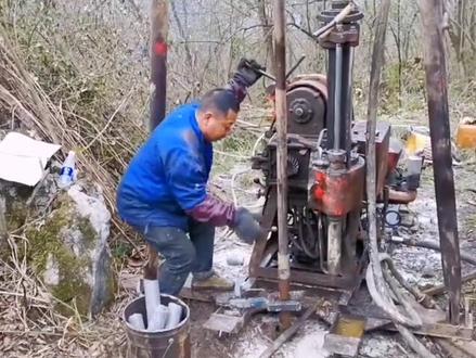 #地质勘探 #普通液压钻机 #如何更换钻杆 一人如何完成多人的工作。