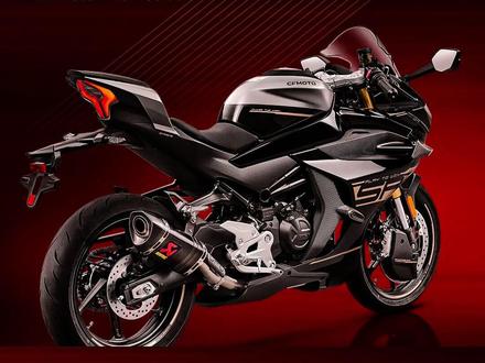 兄弟们26款春风450SR降价啦,普版23980,原厂天蝎版本28580,看来你们等等党应该可以入手了,本次26款除了升级6.2寸TFT仪表外,应该都和25款差不多,这次定价,你会买单吗? 咱们评论区一起交流交流吧#机车 #春风450sr #春风动力 #说真话