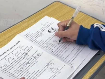 把小抄放脑子里,老师就找不到啦