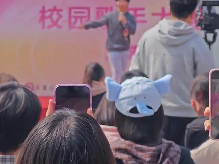 校园歌手大赛,各位在学校都没有在乎的人了吗?#校园歌手大赛 #首都经贸 #唱歌 #抽象 #大学生