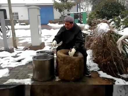上承古法,下撰新意,古代匠人制釉示范。