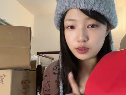 冷酷无情的巧克力软曲奇测评..
our:
外糯里酥 糯中有嚼劲
开心果香巨巨巨浓
香>甜
闪光:
口感无异
味道很相近!(香味浓郁度略逊色)
沈:
完全不是一个东西
更像是坚果巧克力味的大福
谷物:
棉花糖外皮
整体偏苦
内陷味道还行😐
#开箱视频 #美食测评 #零食试吃员 #巧克力软曲奇 #零食测评