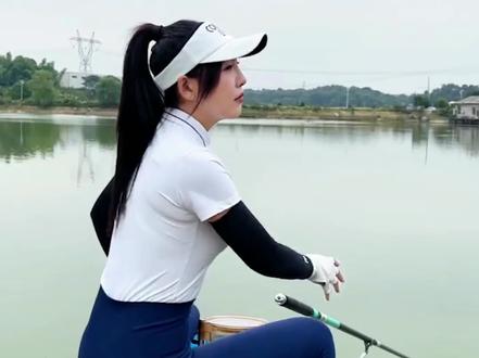 女钓手扛把子瑜伽裤翻车了,用泥鳅钓鱼 #钓鱼妹子 #钓鱼只有钓鱼人懂 #女钓手#瑜伽裤钓鱼#路亚